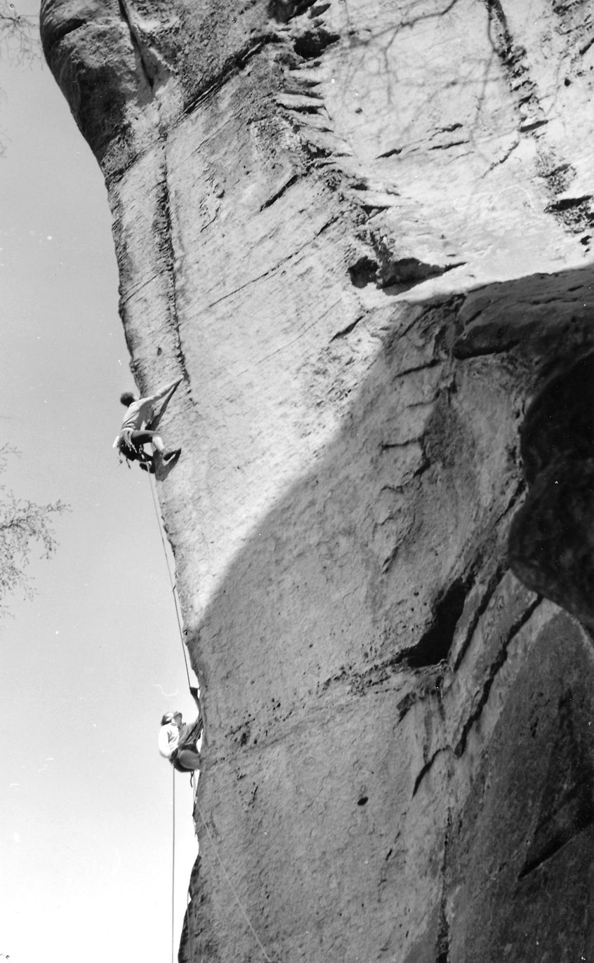 Jeden z prvních přelezů cesty Krev, pot a slzy, (VIIIc) na Sloup v Přihrazích (Petr Turek a Jiří Večeřa, 1985, foto: Zdeněk Strnad)