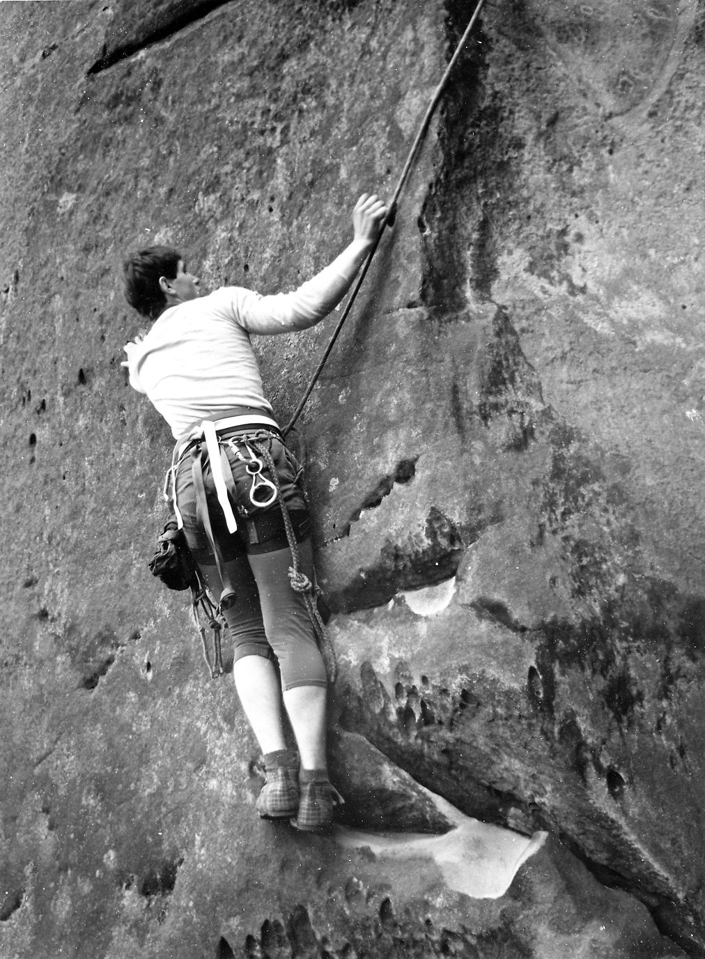Jeden z prvních přelezů cesty Krev, pot a slzy, (VIIIc) na Sloup v Přihrazích (Petr Turek a Jiří Večeřa, 1985, foto: Zdeněk Strnad)