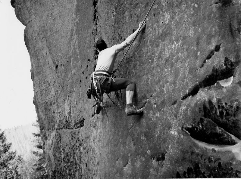 Jeden z prvních přelezů cesty Krev, pot a slzy, (VIIIc) na Sloup v Přihrazích (Petr Turek a Jiří Večeřa, 1985, foto: Zdeněk Strnad)