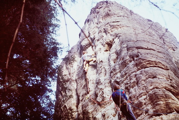 Luděk Šlechta leze jistí P.Ščevlík, Křížový Král,Krajková cesta 26.09.1981.