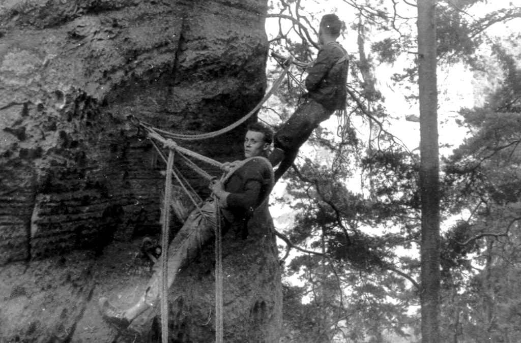Z prvovýstupu na Sarkofág (Dračí skály, Hruboskalsko, 1963).