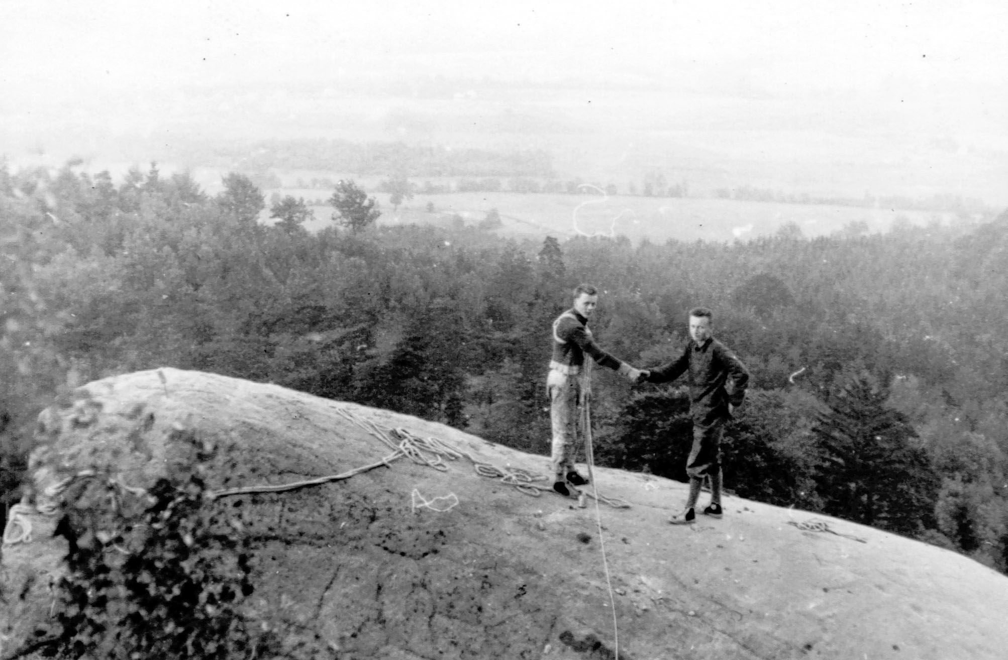 Z prvovýstupu na Sarkofág (Dračí skály, Hruboskalsko, 1963).