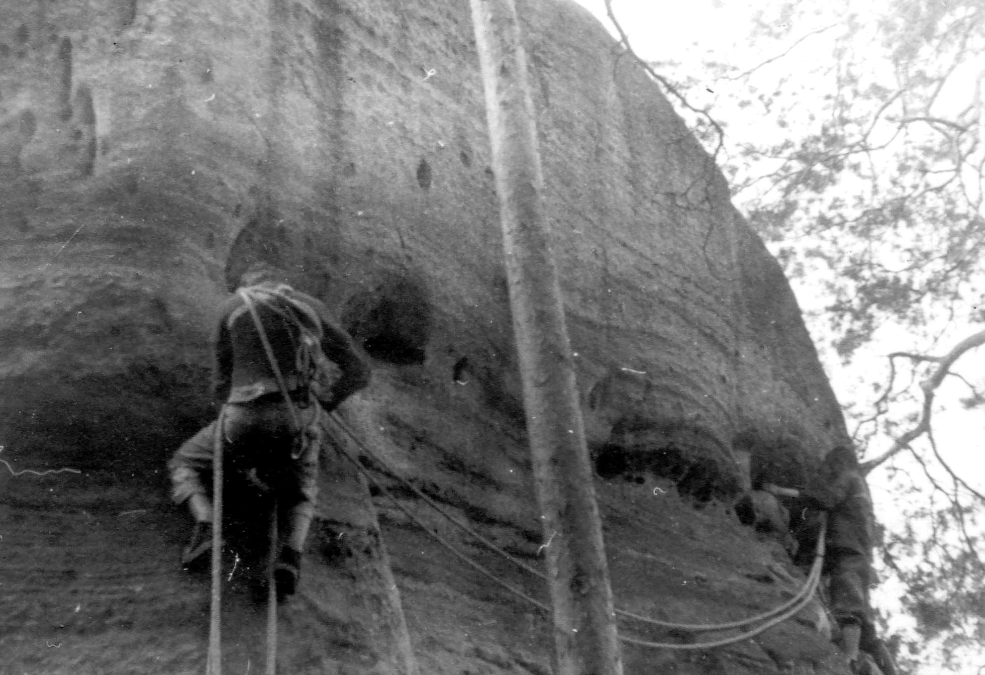 Z prvovýstupu na Sarkofág (Dračí skály, Hruboskalsko, 1963).