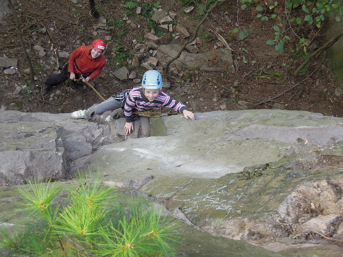 Laura a Petra při výstupu, foto Marťan 10/2013