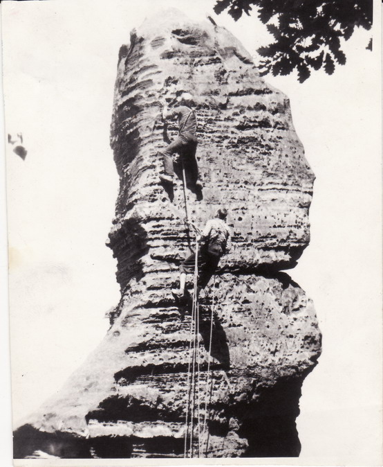Drábky,Kočka - u kruhu Jiří Žebro Jeřábek, leze Pavel Ščevlík (1967)