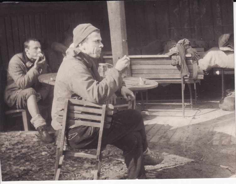 Michal Vaníček (vpředu) a Jaroslav Řehna v kuželníku v Příhrazích (1967, foto z archívu P. Ščevlíka)