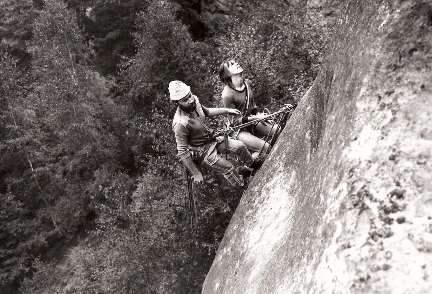 Zdeněk Strnad a Zbyněk Lád při pokusech o mpvý směr v údolní stěně Ferdy (Drábské světničky, 1986, foto: Dobromil Havrda)